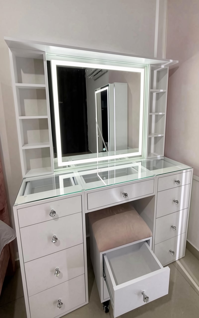 Vanity Isabella