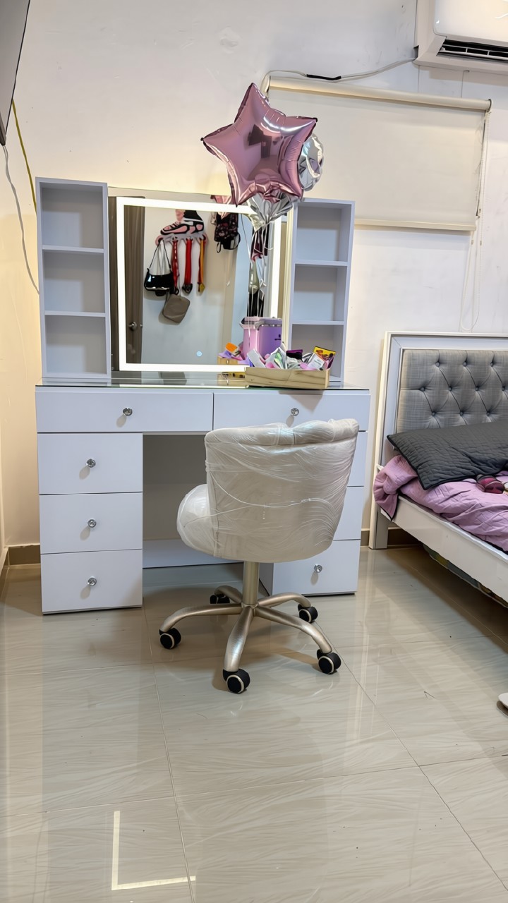 Tocador compacto con espejo iluminado en dormitorio juvenil