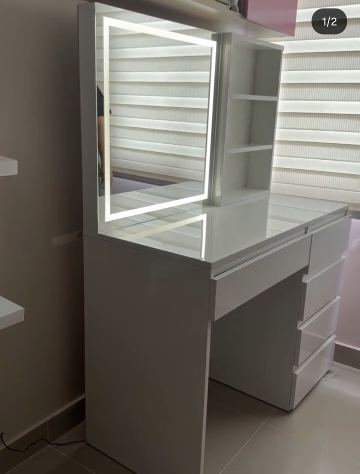 Vanity Laura closed